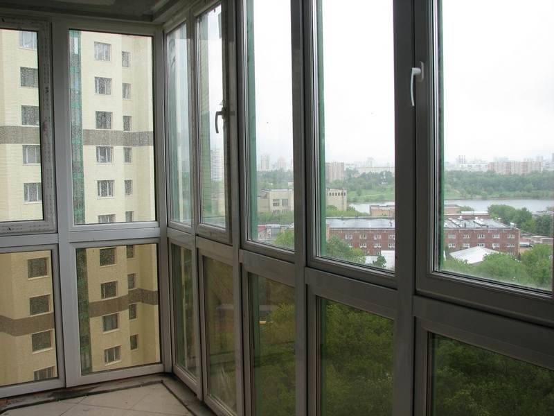 Замена балконной решетки на стекло